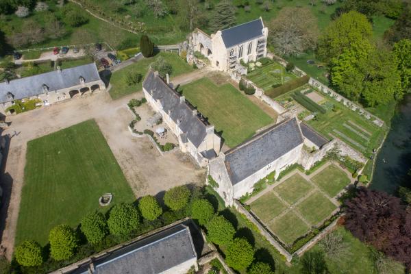 Vue aerienne Abbaye de Longues | © Michel Dehaye