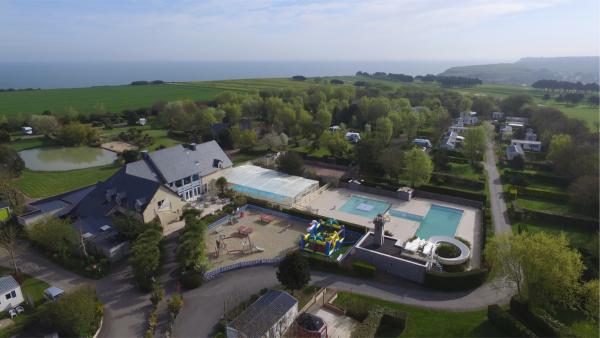photo vue batiment piscines | © Camping Port'land