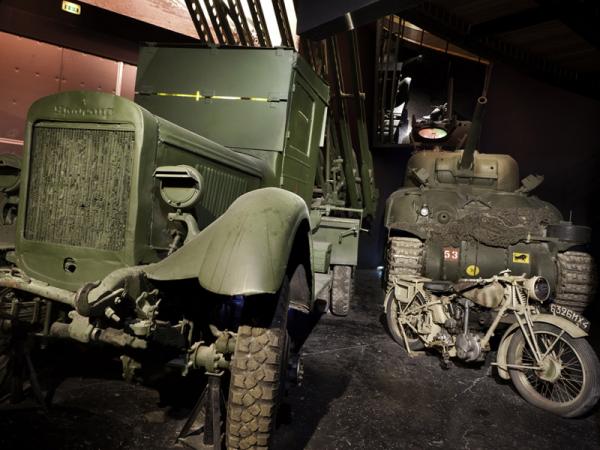 Le Mmorial de Caen, engins de la bataille de Normandie | © M. Quemener
