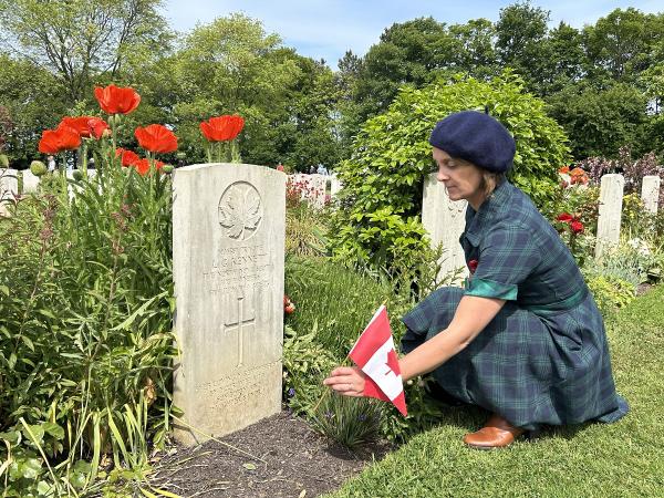 cimetiere-militaire-canadien-beny-reviers-tenues-annees-40-credit-nathalie-papouin (1) (1) | © Nathalie Papouin